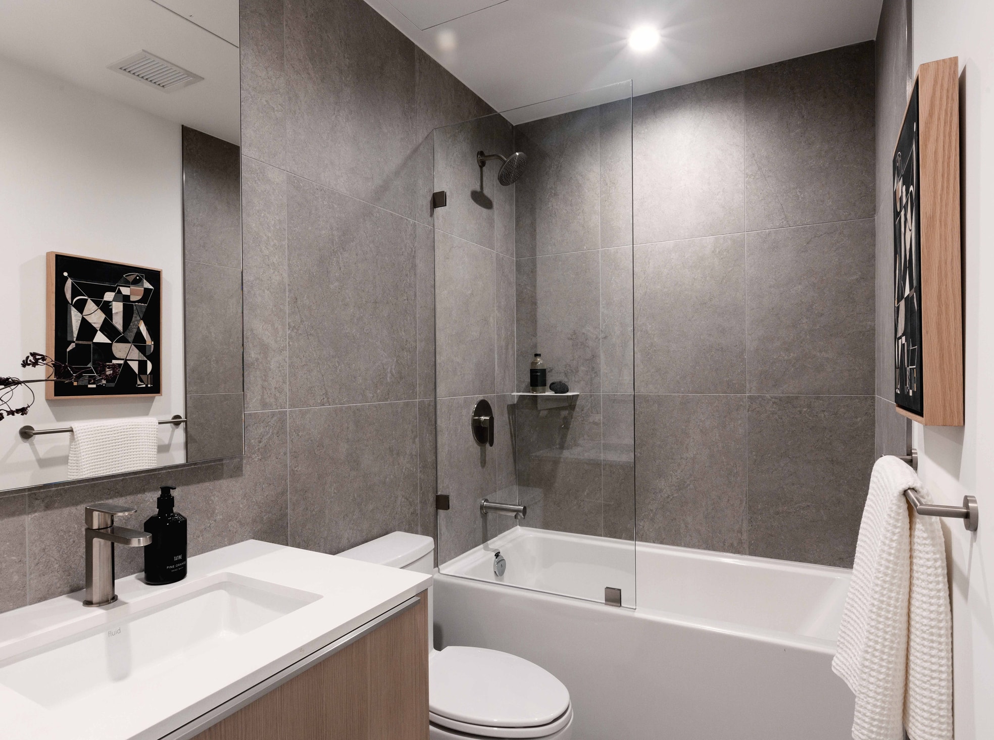 Bathroom, Two Bedroom